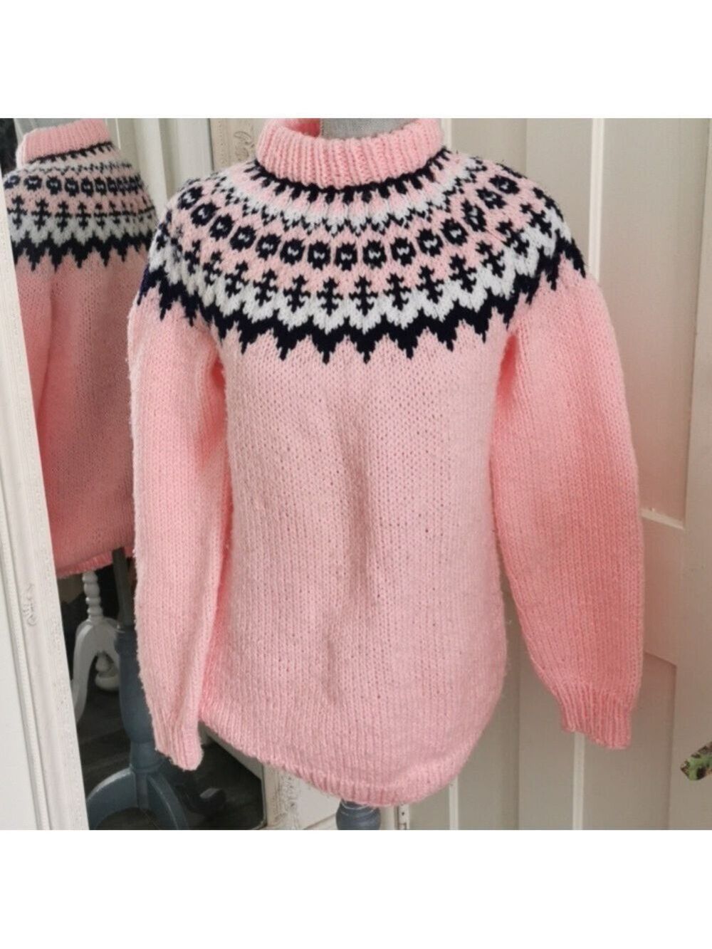 Beautiful pink/navy fairisle cozycore handmade knitted sweater. Size M